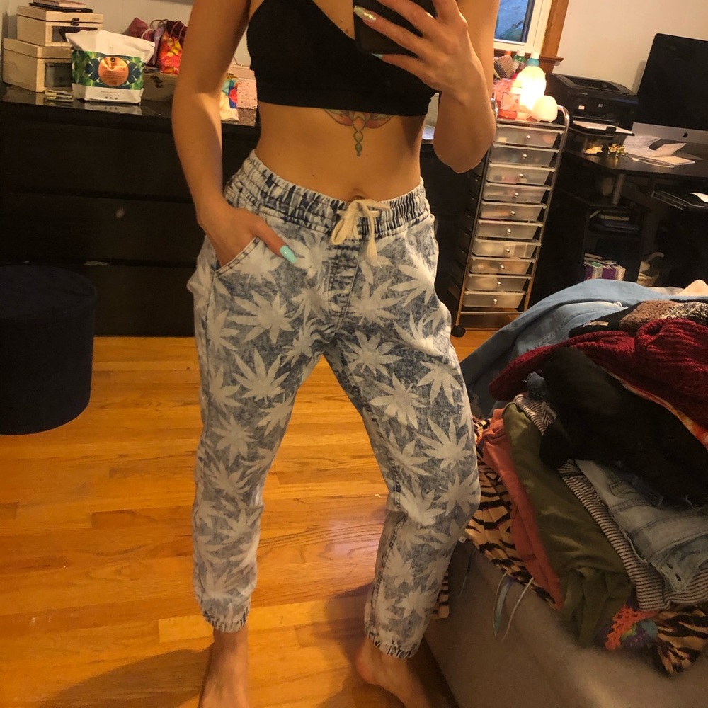 Joggers with plant print !!